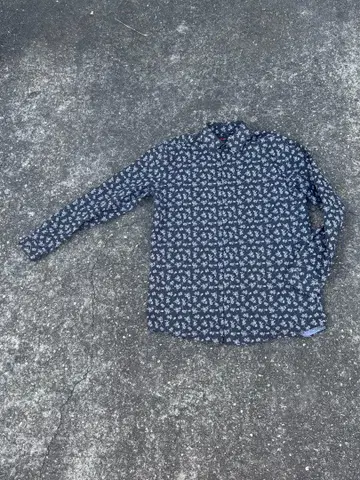 네이비 플라워 프린트 긴팔 셔츠