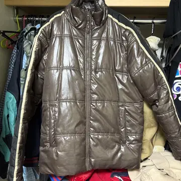브라운 다운 자켓 광택 마감