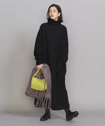 뷰티앤유스 다이애그널 터틀넥 니트 원피스 블랙