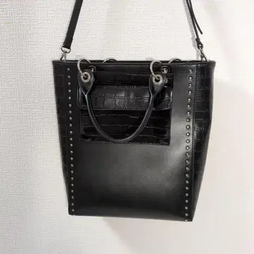 스터드 장식 블랙 합성 피혁 숄더백