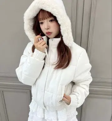 화이트 다운 자켓 후드 부착