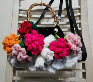 꽃 장식이 달린 숄더백