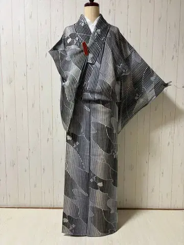 세련된 줄무늬에 흔들리는 꽃 무늬 코몬 m4376