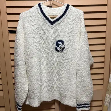 [ 새상품 ] 스누피 자수 후와후와 니트 스웨터