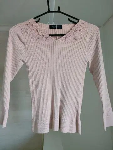 JUSGLITTY 핑크 리브 니트 긴팔 비쥬 새상품