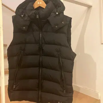 TATRAS 후드 부착 블랙 다운 베스트