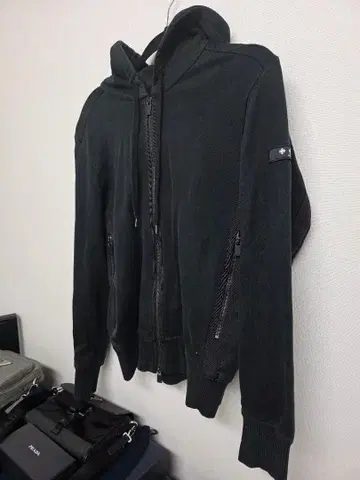 약간 색바램 타트라스 블랙 후드티