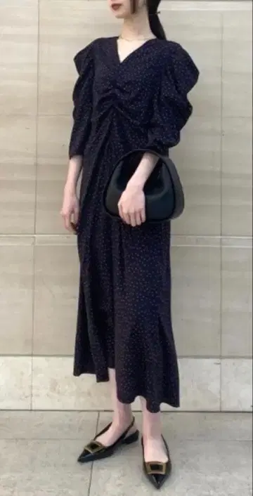 [ Mila Owen ] V넥 턱 개더 도트 원피스