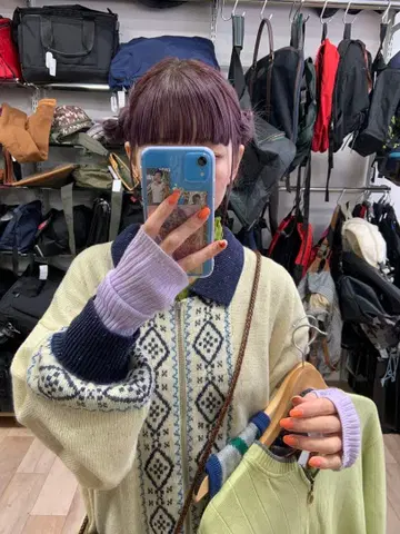 은은한 컬러풀 니트