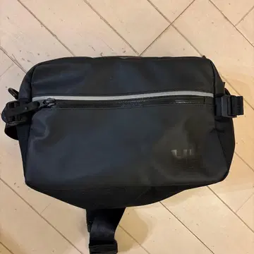 헬리한센 블랙 바디백 웨스트 파우치