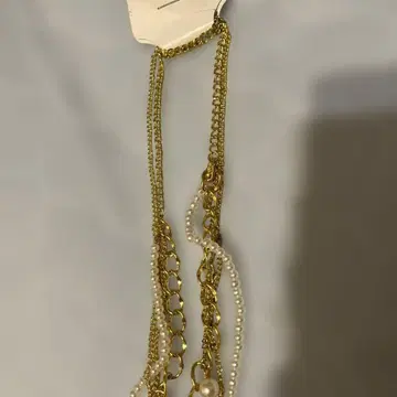 골드 체인과 펄 목걸이