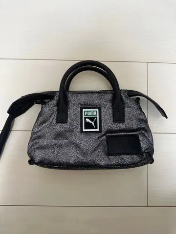 PUMA 실버 핸드백