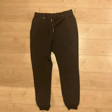 슬림 핏 블랙 팬츠