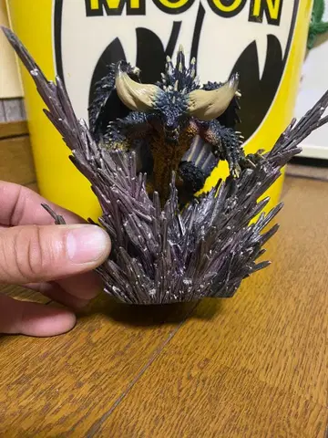 몬스터 피규어 보라색과 블랙 크리스탈 베이스 포함