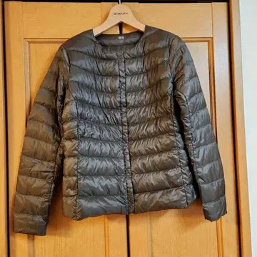 유니클로 다운 자켓 브라운과 카키의 중간색 L