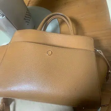 브라운 가죽 핸드백