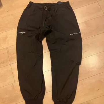 블랙 카고 팬츠 지퍼 포켓 부착