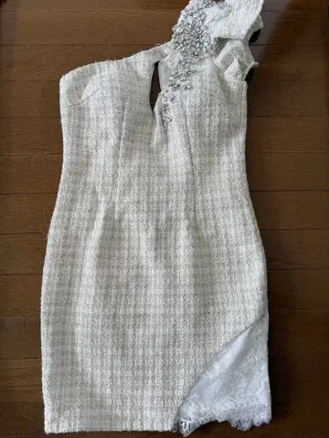 화이트 트위드 원숄더 드레스