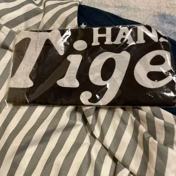 Tiger 디자인의 블랙 타월