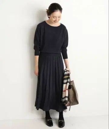 새상품급 슬로브 이에나 플리츠 니트 원피스 그레이