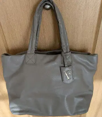 훌라 그레이 토트백 F 로고 포함