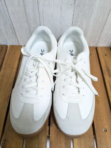 유니클로 C 화이트 가죽 스니커즈 24.5