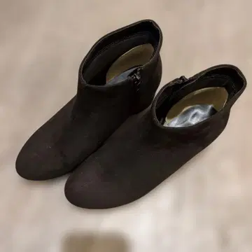 블랙 스웨이드 앵클부츠 중간 힐