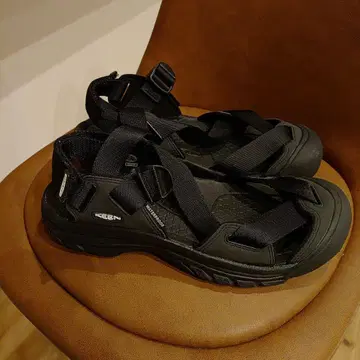 [ 새상품급 ] KEEN 블랙 스포츠 샌들