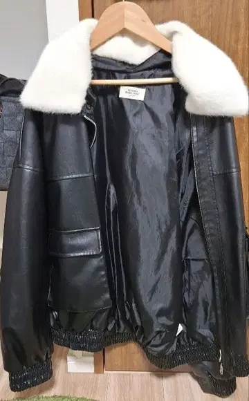 SPINNS 퍼가 달린 블랙 가죽 자켓