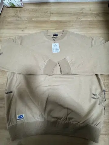 베이지 자수 디자인 맨투맨 XL