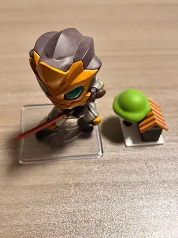 피규어 오렌지 그레이 집 오브제 포함