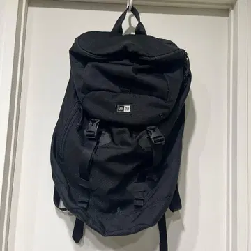 NEW ERA 블랙 백팩