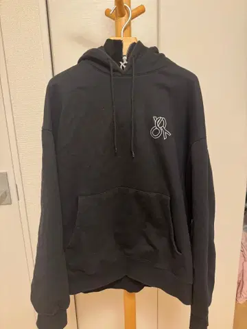 메탈 참 OY 자수 로고 풀오버 하프 지퍼 후드티 블랙 한국