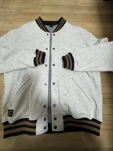 그레이 바시티 자켓 소매 스트라이프