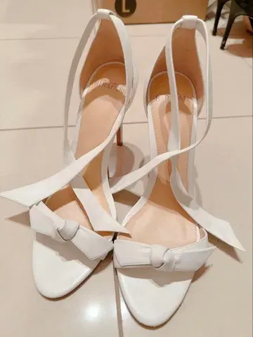 알렉상드르 베르망 화이트 리본 포함 하이힐