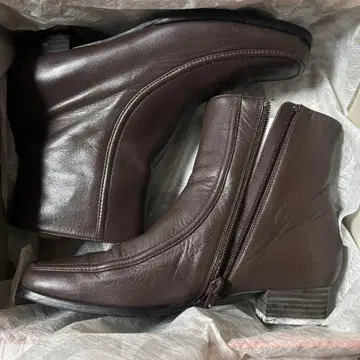 다크 브라운 가죽 부츠 중간 힐 지퍼 포함