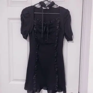 pium 프릴 절개 초커 컷 원피스