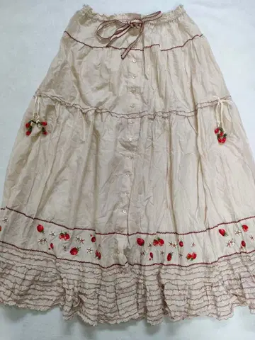 딸기 자수 플레어 스커트 베이지