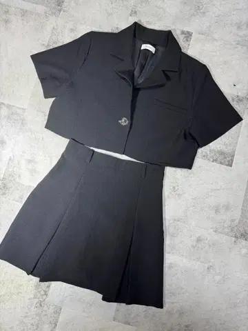 다리치 블랙 셋업 (숏 기장 상의 & 스커트)