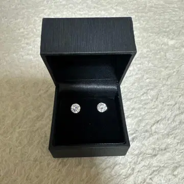 Gift From New York 라운드 컷 싱글 볼 귀걸이