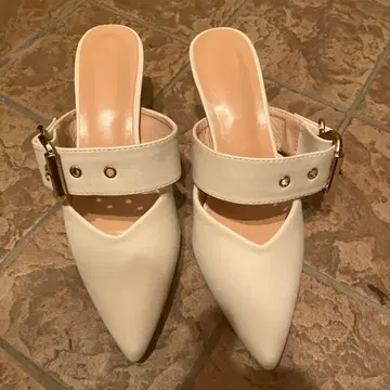 화이트 스틸레토 하이힐 y2k