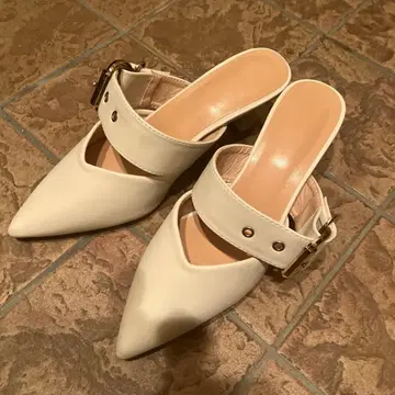 화이트 스틸레토 하이힐 y2k