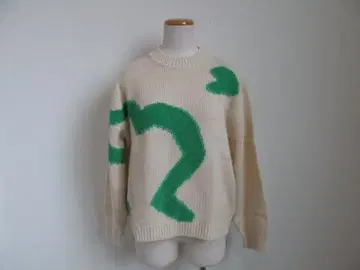 크림색 그린 무늬 긴팔 니트