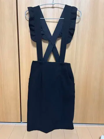 프릴 달린 블랙 살로펫 스커트