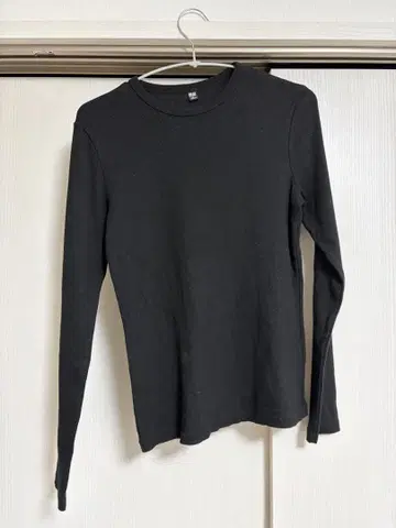 유니클로 리브 상의 블랙, 화이트