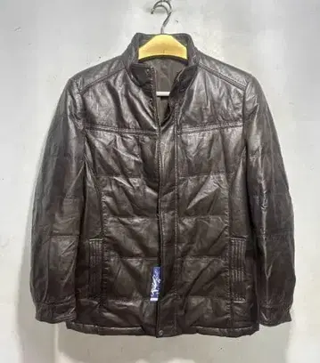 브라운 가죽 자켓 쿠션 포함