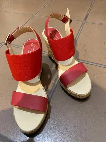 빨간색 앵클 스트랩 웨지 샌들