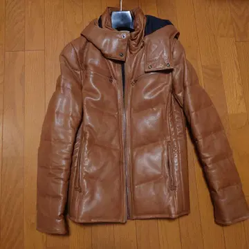 브라운 가죽 후드 부착 다운 자켓