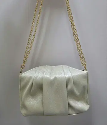 아이보리 플리츠 디자인 핸드백