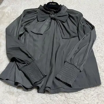 새상품급 나노 유니버스 셔링 넥 보타이 블라우스 차콜 그레이